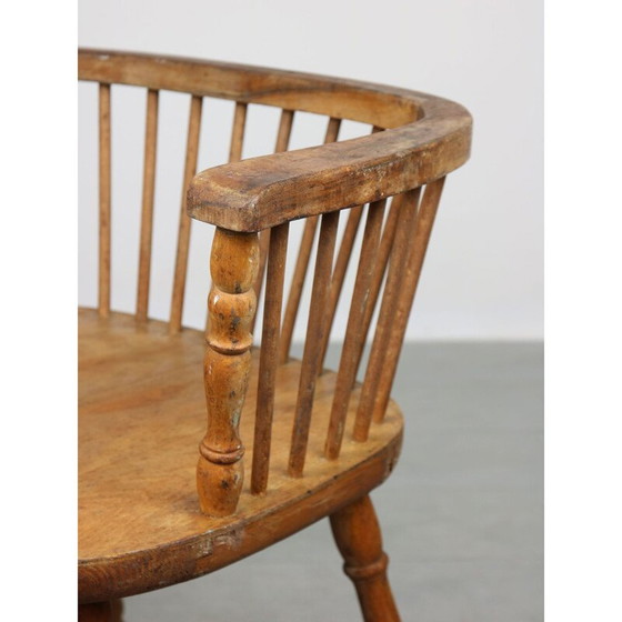 Image 1 of Paire de fauteuils à dossier bas Winsdor en noyer d'époque