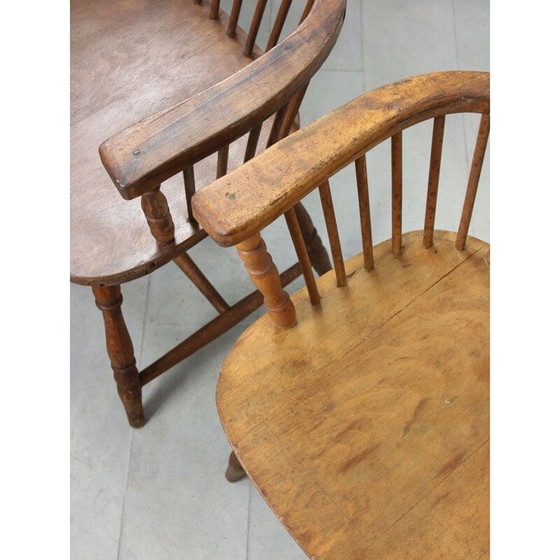 Image 1 of Paire de fauteuils à dossier bas Winsdor en noyer d'époque