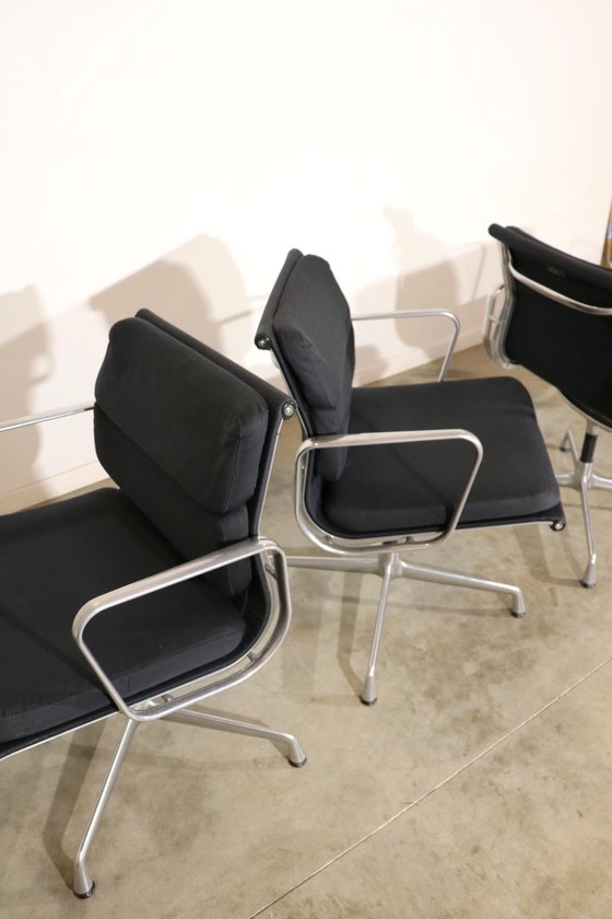 Image 1 of 4 Chaises Charles et Ray Eames pour Vitra Ea208