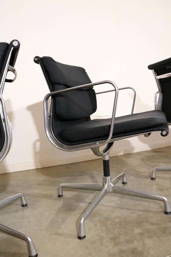 Image 1 of 4 Chaises Charles et Ray Eames pour Vitra Ea208