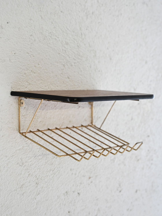 Image 1 of Table de nuit murale scandinave vintage avec plateau en teck et cadre en métal doré