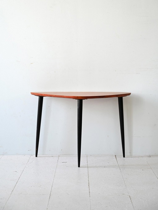 Table scandinave avec pieds noirs