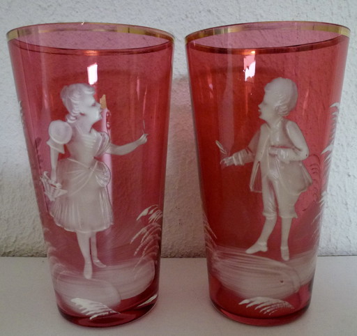 Paire de gobelets anciens en verre rouge rubis Mary Gregory (1856-1908).