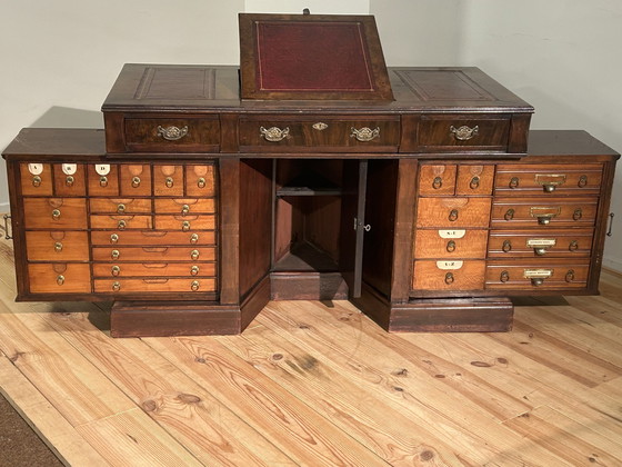 Image 1 of Bureau vintage anglais unique avec tiroirs coulissants