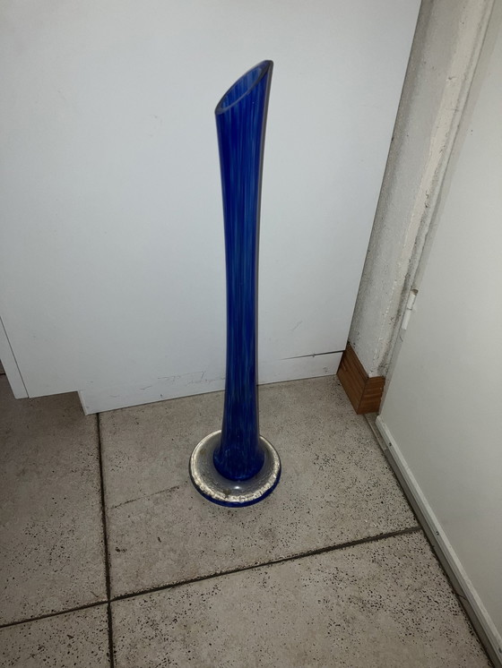 Image 1 of Vase en verre soufflé bleu gravé Dynola