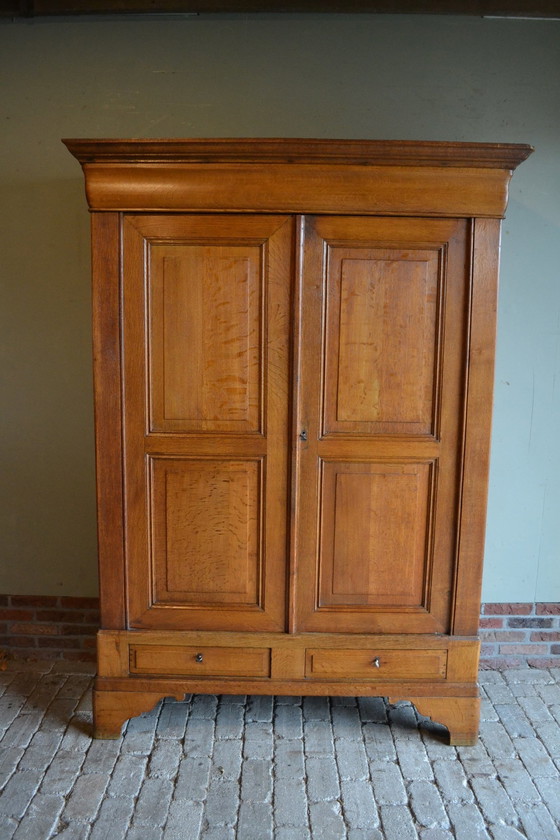 Image 1 of Armoire Louis Philippe en bois de chêne ancien