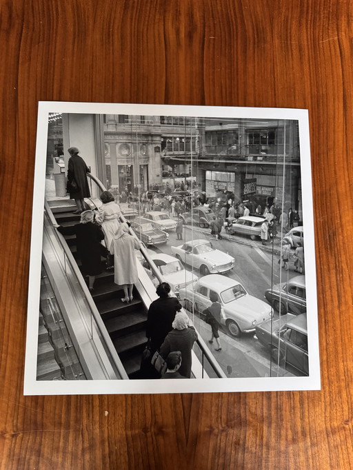 Sur les escaliers mécaniques d'un grand magasin parisien, 1956