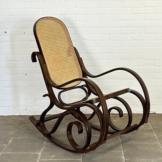 Image 1 of Fauteuil à bascule vintage style Thonet marron - Iconic Design