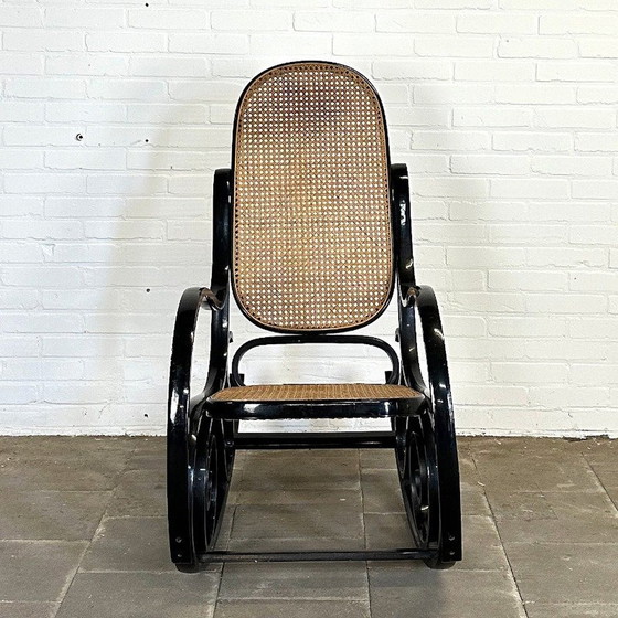 Image 1 of Fauteuil à bascule vintage style Thonet marron - Iconic Design