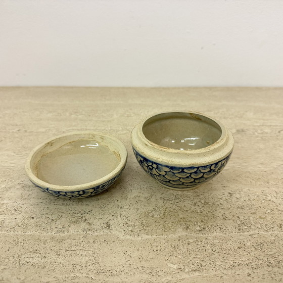 Image 1 of Ancienne boîte à couvercle en porcelaine chinoise d'époque Ming