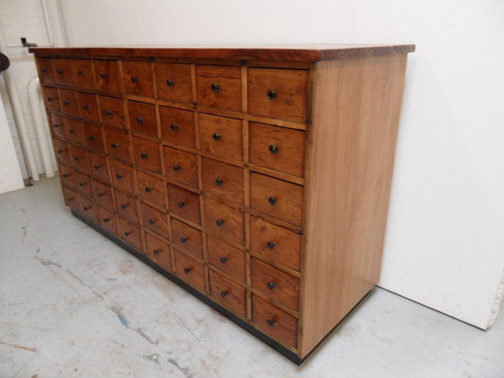 Image 1 of Armoire d'apothicaire vintage avec 48 tiroirs 1950's