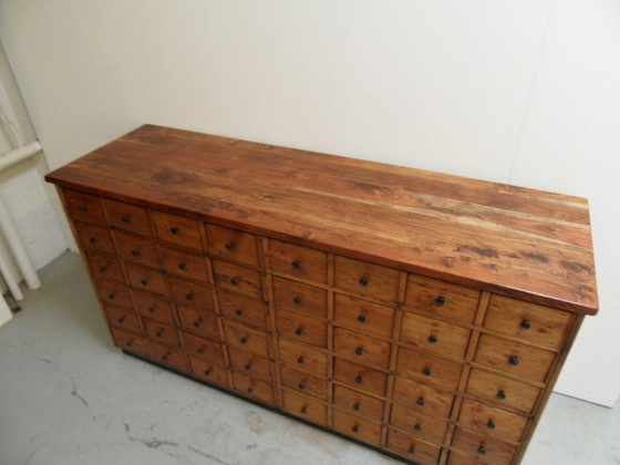 Image 1 of Armoire d'apothicaire vintage avec 48 tiroirs 1950's