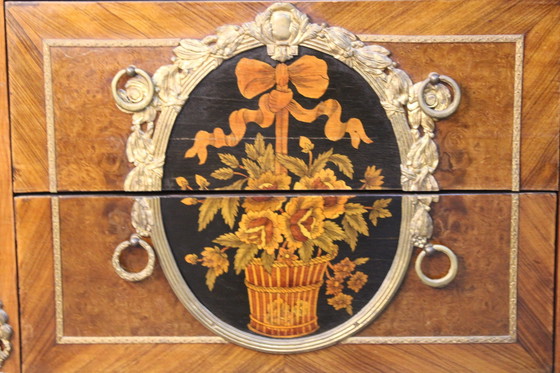 Image 1 of Vitrine en marqueterie particulière