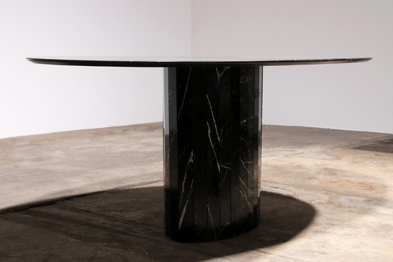 Image 1 of Table de salle à manger ovale en marbre noir, design italien des années 1970