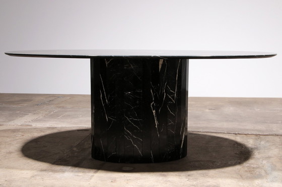 Image 1 of Table de salle à manger ovale en marbre noir, design italien des années 1970