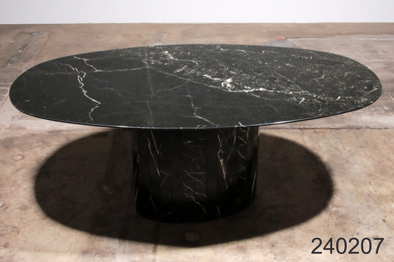 Image 1 of Table de salle à manger ovale en marbre noir, design italien des années 1970