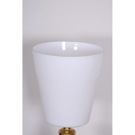 Image 1 of Lampe de table du milieu du siècle en verre de lait et laiton, Tchécoslovaquie, années 1960