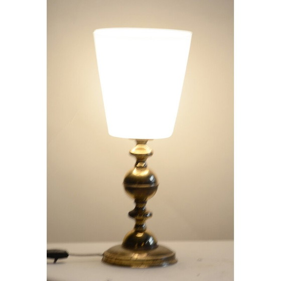 Image 1 of Lampe de table du milieu du siècle en verre de lait et laiton, Tchécoslovaquie, années 1960