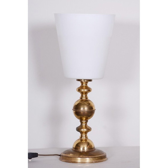 Image 1 of Lampe de table du milieu du siècle en verre de lait et laiton, Tchécoslovaquie, années 1960