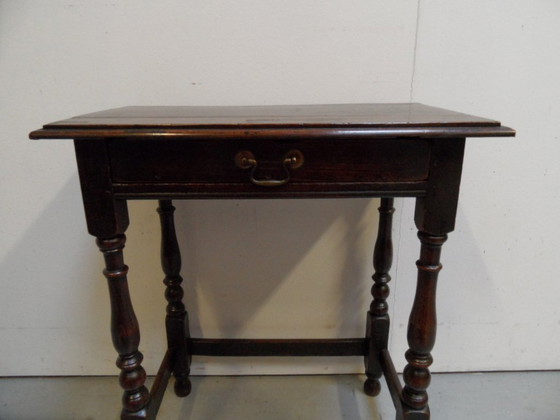 Image 1 of Table d'appoint ancienne en chêne