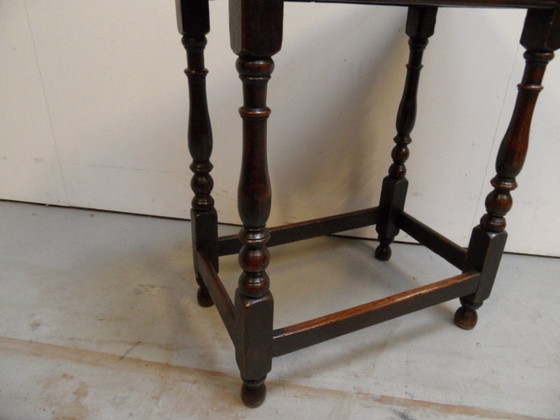 Image 1 of Table d'appoint ancienne en chêne