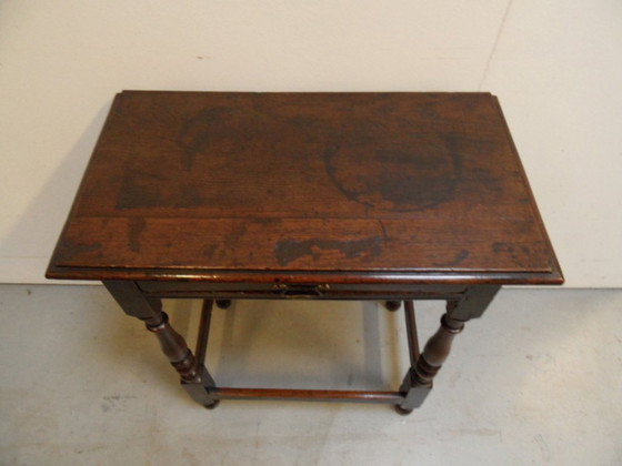 Image 1 of Table d'appoint ancienne en chêne