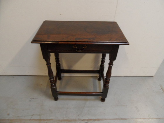 Image 1 of Table d'appoint ancienne en chêne
