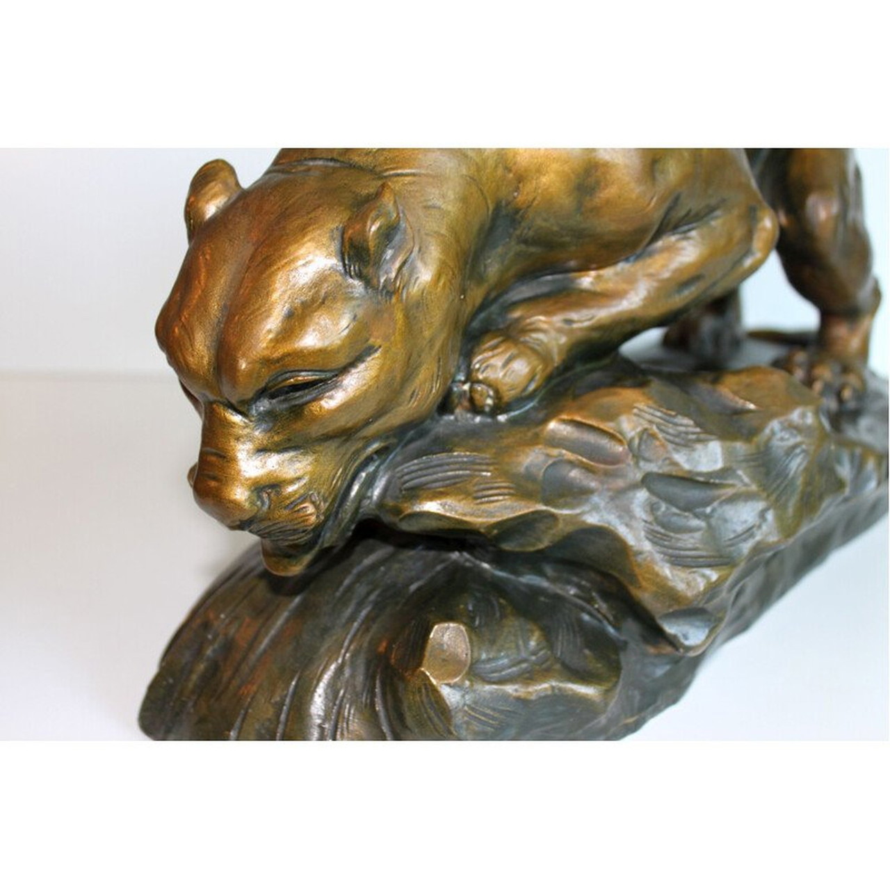 Grande sculpture lion Art Déco rugissant en plâtre patiné – Statue animalière ancienne années 1920 - Décoration