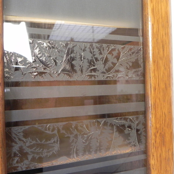 Image 1 of Meuble haut avec 2 portes en verre à motif et 2 tiroirs, années 50