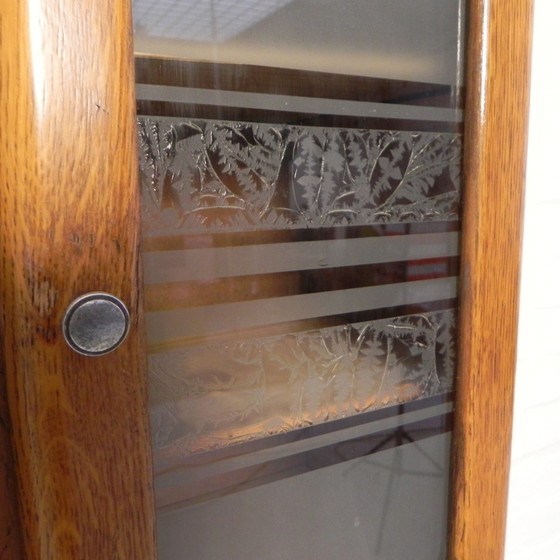 Image 1 of Meuble haut avec 2 portes en verre à motif et 2 tiroirs, années 50