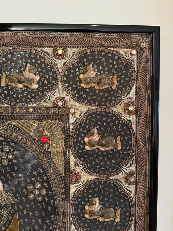 Image 1 of Tapisserie Kalaga dans un cadre laqué