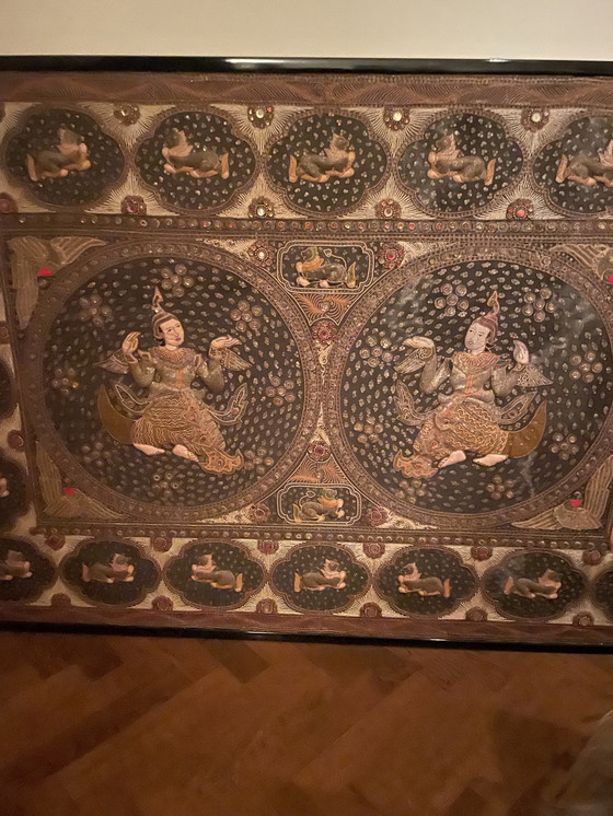 Image 1 of Tapisserie Kalaga dans un cadre laqué