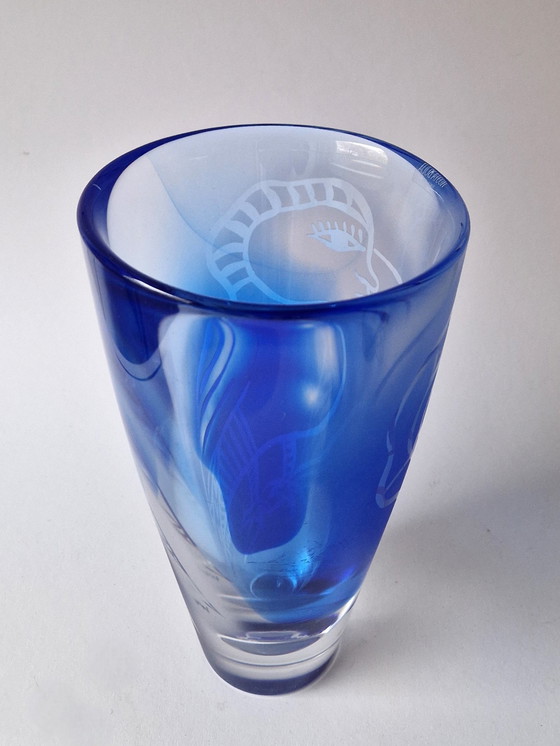 Image 1 of Kosta Boda - Vase "Dancing Blue" par Ulrica Hydman-Vallien - Signé