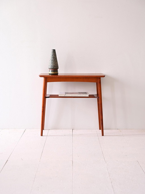 Table basse scandinave avec porte-revues