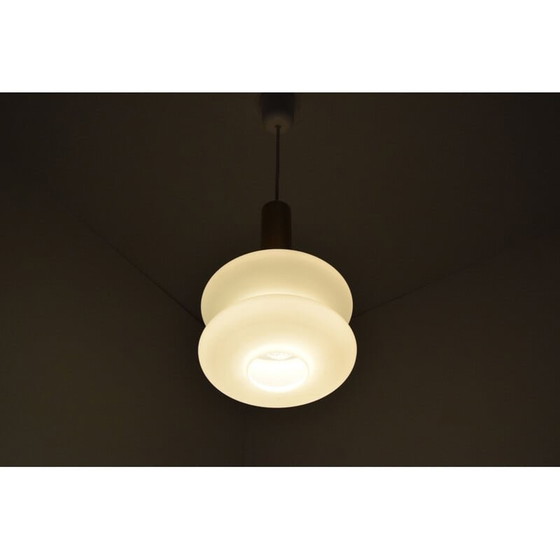 Image 1 of Lampe suspendue vintage en verre au lait et cuivre, Tchécoslovaquie 1960