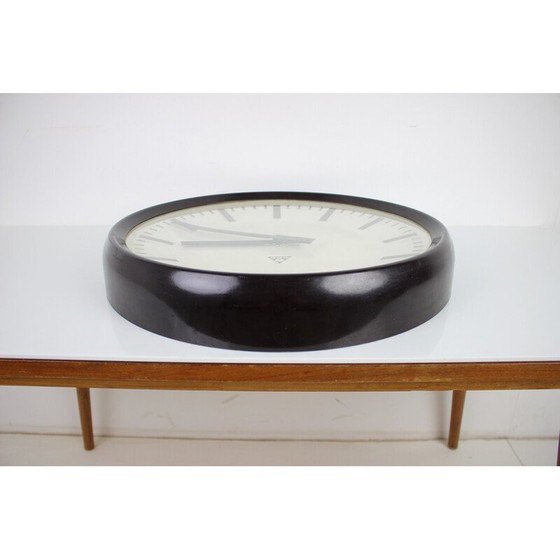 Image 1 of Horloge murale vintage en bakélite et verre par Pragotron, Tchécoslovaquie 1960
