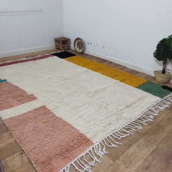 Image 1 of Grand tapis marocain en laine berbère en plusieurs couleurs