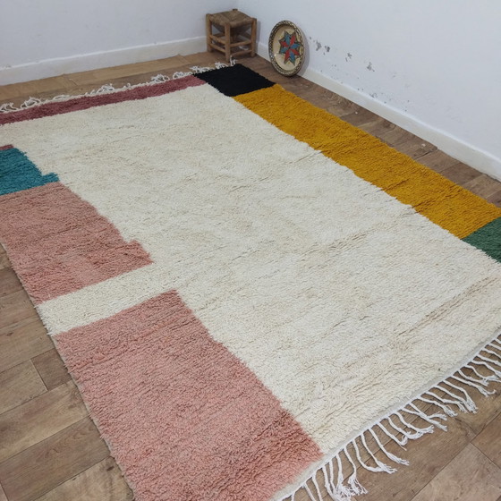 Image 1 of Grand tapis marocain en laine berbère en plusieurs couleurs