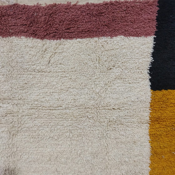 Image 1 of Grand tapis marocain en laine berbère en plusieurs couleurs