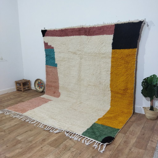 Grand tapis marocain en laine berbère en plusieurs couleurs