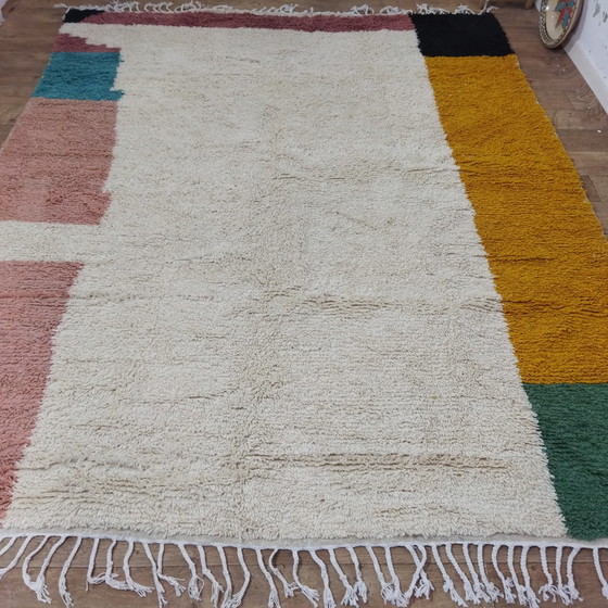 Image 1 of Grand tapis marocain en laine berbère en plusieurs couleurs