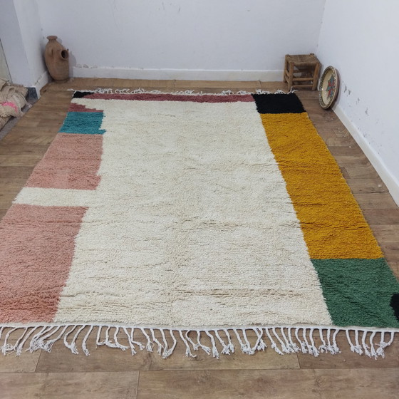 Image 1 of Grand tapis marocain en laine berbère en plusieurs couleurs