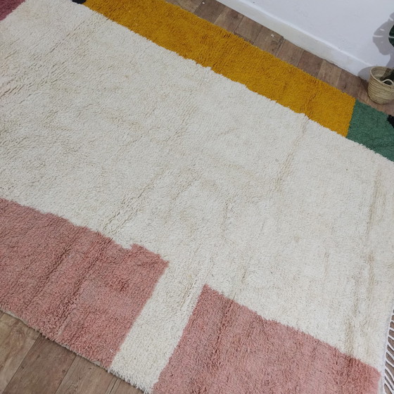 Image 1 of Grand tapis marocain en laine berbère en plusieurs couleurs