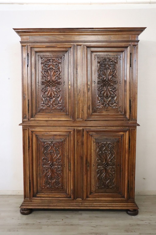 Cabinet ancien en noyer sculpté, 19ème siècle