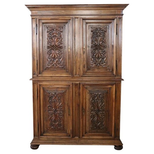 Cabinet ancien en noyer sculpté, 19ème siècle