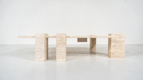 Image 1 of Table basse contemporaine en travertin, Italie