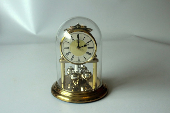 Image 1 of Elégante pendule Hermle en laiton avec dôme en verre, horloge de table, vintage