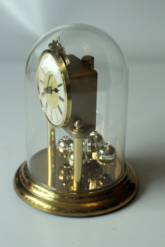 Image 1 of Elégante pendule Hermle en laiton avec dôme en verre, horloge de table, vintage