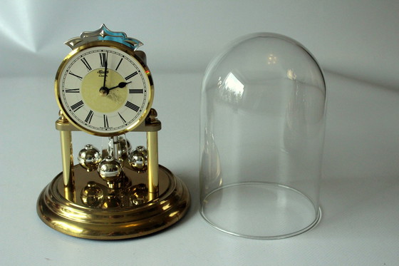 Image 1 of Elégante pendule Hermle en laiton avec dôme en verre, horloge de table, vintage