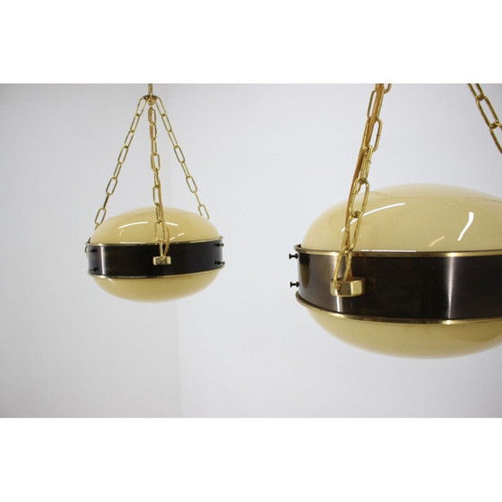 Image 1 of Paire de suspensions vintage en laiton et verre, Tchécoslovaquie 1950